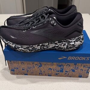 Brooks Men's Black and Gray Athletic Shoes